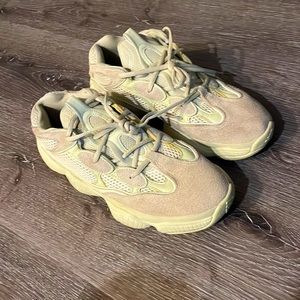 350’s Yeezys yellow size 9